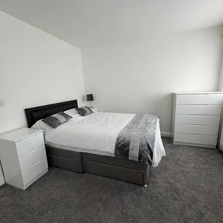 Home Sleeps5-Netflix-Parking-Near City Centre-Etihad-Coop Live-2